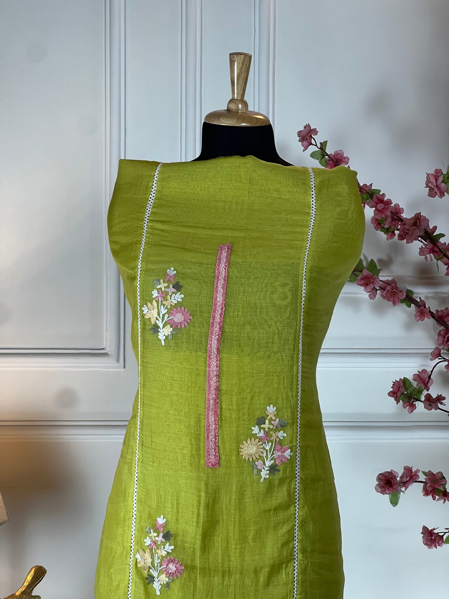 Top Pure mul cotton with Kashmiri thread work and thread lace Bottom Plain crape Dupatta Pure chiffon painting dupatta