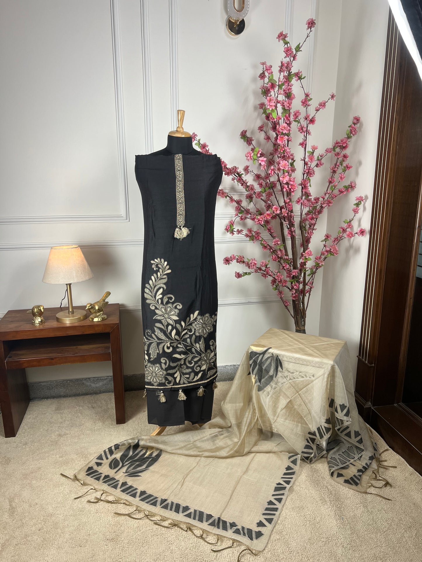 Top Pure premium silk with thread work highlighted with silk jari work designer pattern Bottom Pure premium cotton Dupatta Elegant designer contrast dupatta pure premium jamdani