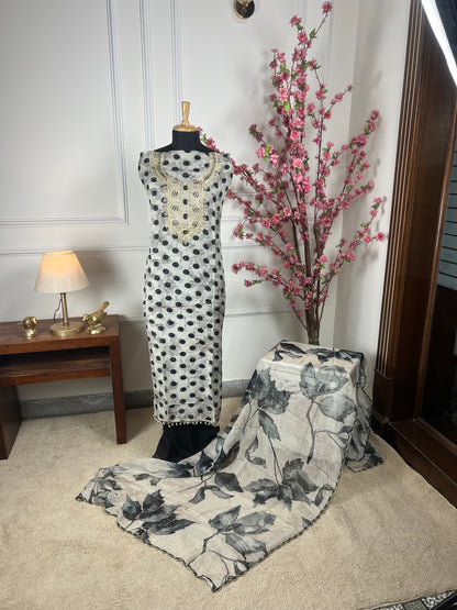 Top Pure premium organja with premium jari dabka pearl nalki and sequins work on neck with lattan border Bottom Pure premium opada silk Dupatta Pure premium organja silk with cutwork and nalki border and buti
